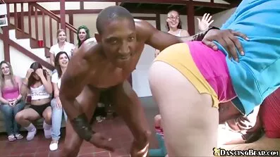 Bald Tramp chick fucking uden at tage af hendes trusser