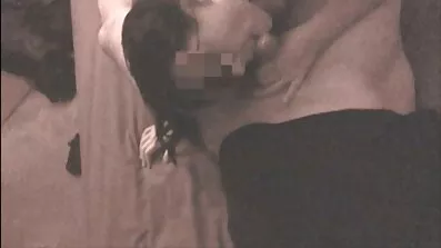 Chick med glæde sutter haner i en speciel kabine