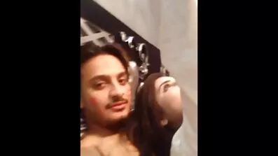 Pige cumshot på bryster efter rykkende pik