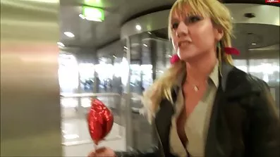 Dame erotisk rider penis hul