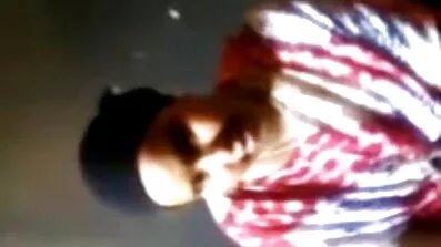 Brunette hemmeligt jerks off hendes elskers pik