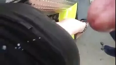 Den unge brystvorte indvilligede i at overgive sig til manden lige i bilen