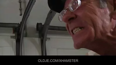 Legende og liderlig blondine gav i Fisse