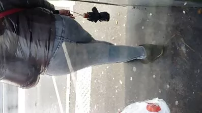Fingre og pik knepper hendes mørke fisse