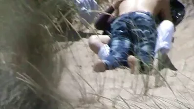 Bundet op og kneppet på sengen af en smuk skønhed