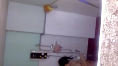 Sorthåret babe kneppet med entusiasme af en mand