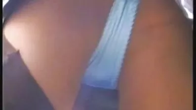 Krøllet ung kvinde klamrede sig til ophidset penis