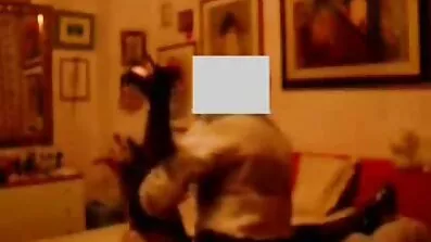 Raseret kvinde rullet op i sort og hvid