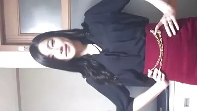 Far legede med hende og lagde sin afdeling på sengen