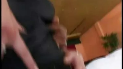 Fyren med tatoveringen klamrede sig til den fantastiske slangebøsse af sin kæreste
