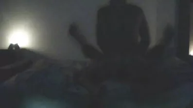 Charmerende fyr knepper hendes røv med en dildo