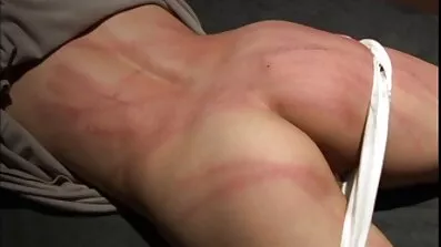 Se poll chick slår hendes kæreste pik og rødmer ikke