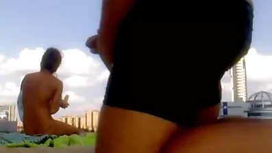 Pæn teen fucked af en gammel lesbisk