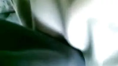På den sorte lædersofa stønner blonde fucked