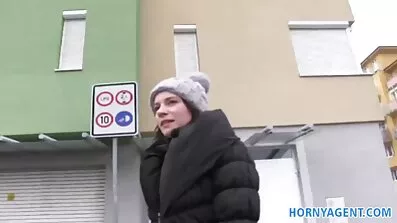 Redhead beast skubber sin hånd i hendes fisse meget dybt