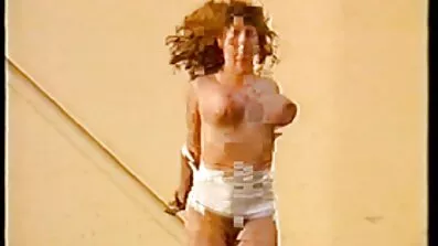 Macho har aktivt på solsenge busty chick med big booty