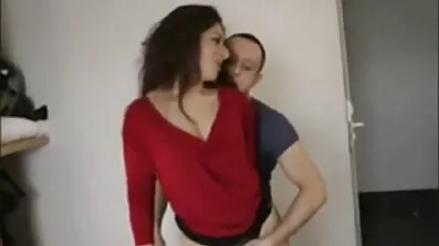 Fedt pik fyr masseres mellem bryster