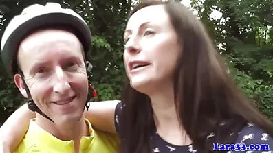Befriet blonde elsker, når mænd arbejder hendes mund