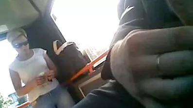 Sød chick fondles gummi pik med munden