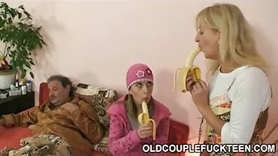 Fyren gav en pige pik til sin kåt amico