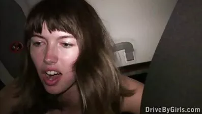 Fedt brute fucks chick i køkkenet i Fisse