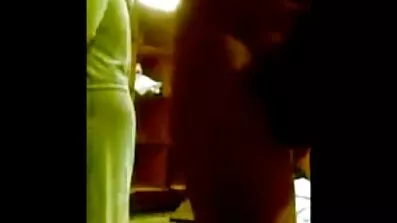 Kink maschio mand fucked mor pige på sengen