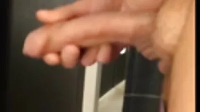Ung mand kneppet af erfarne værelseskammerat