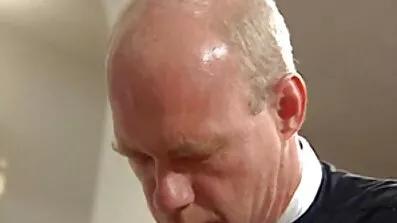 buttet mand onanerer hårdt nøgen brunette