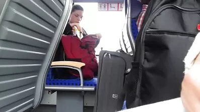Ung brunette har det sjovt med sin kæreste