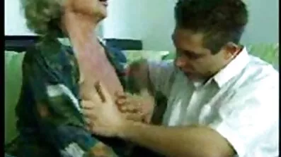 Horny hest fucks og knæder bryster