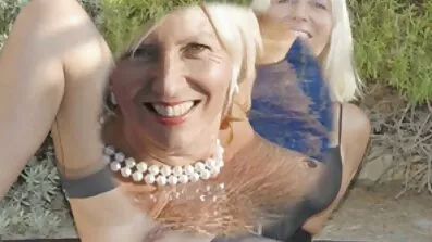 Redhead gnider fisse på bløde genstande