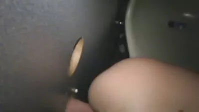 Chick meget oprigtigt indsætter en dildo i hendes fisse