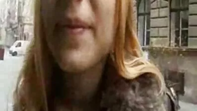 Lidenskabelig brunette glæder sig med glæde over hendes vagina med fingrene