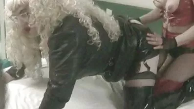 Horny Granny fingrer sig selv fisse med vibrator