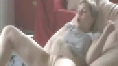 Tatoveret macho har det sjovt med en smuk blondine