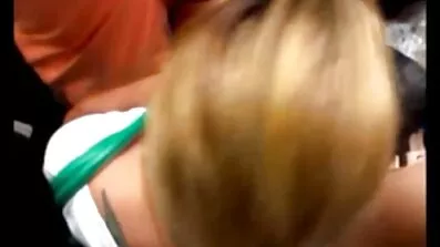 Tæve i fantastiske strømper fucked med køn maskine