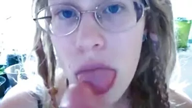 Oppustede pik chick kneppet i munden