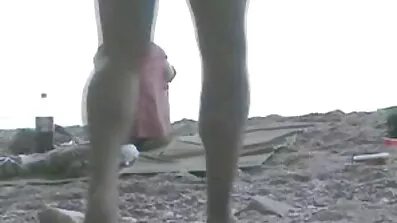Skønheden tog hendes kjole af og knyttede sig til en stiv penis
