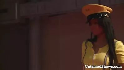 Liggende pige ønsker at cum med en vibrator