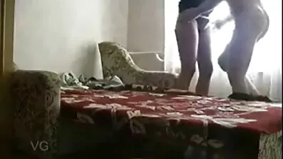 Chick i knæ sokker er plantet i en håret hård fotograf