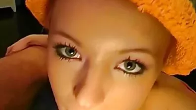 Fortryllende blond onani med vibrator i hjemmet