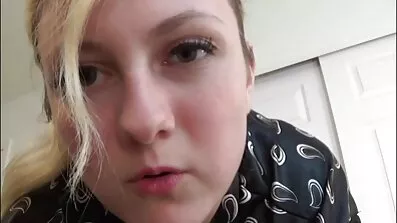 Graceful babe fucked på hvid sofa med ven
