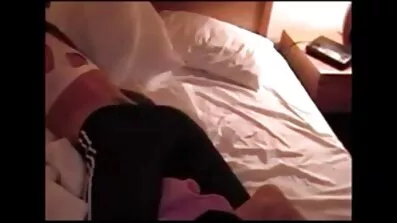 Brunette med kort hår tager det i munden