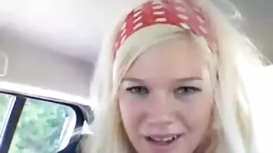 I et lille rum flov ung blondine med pik i munden