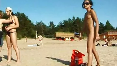 Efter brusebad chick ivrigt tager penis i munden