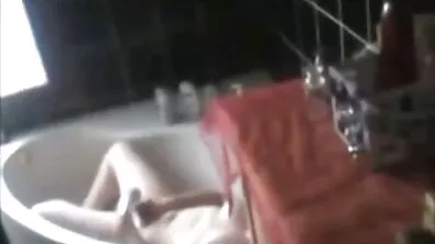 Fucked smuk pige i en jiggly kløft