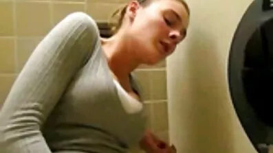 Hot mandlige sperm sprøjtes pige på bryster