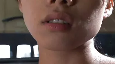 Hvid haired hahal cumshot med en erfaren kvinde