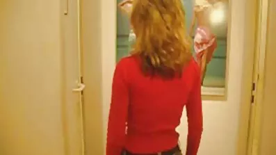 Blonde tæve nyder chokolade penis