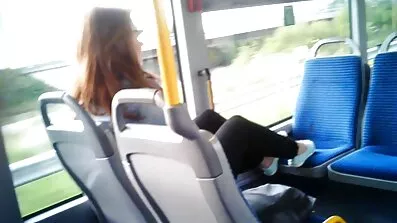 Unge ægtepar filmet sutte på mobiltelefon